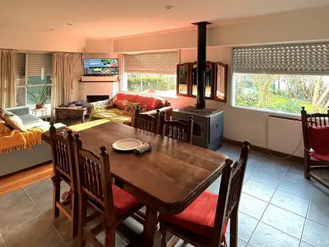 Casa 4 ambientes con 2 baños