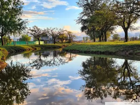 Lote a la laguna de 731m2 ubicado en Cruz del sur