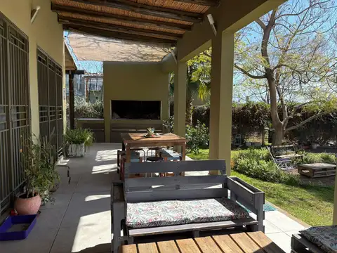 Casa en venta de 1 planta con pileta y gran jardín