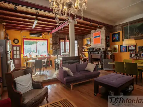 Casa de estilo media romana reciclada a nuevo con jardín de 18x9 y garage en Boedo