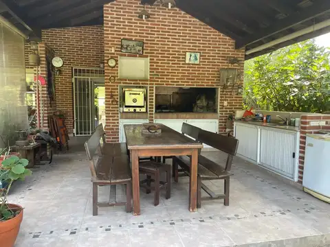 Casa en Venta con 3 cocheras
