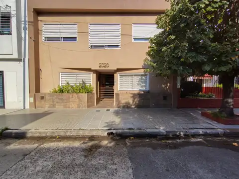 EXCELENTE TIPO CASA DOS AMBIENTES SEMI NUEVO – AL FRENTE – CON AMPLIO PATIO – TODO AIRE SOL Y LUZ – EN IMPECABLE ESTADO