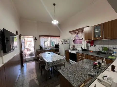 Casa 6 ambientes con 2 baños