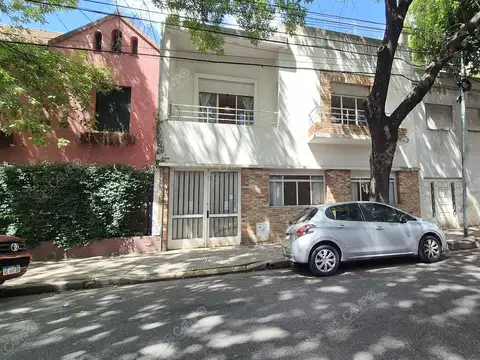Juana Azurduy 2200 - Casa 6 amb c/cochera ( p/ 3 autos), patio y terraza - Lote propio 10 x 14.20
