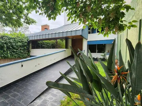 VENTA CASA 4 DORMITORIOS DORREGO MENDOZA