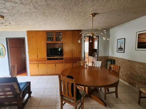 Casa 6 ambientes con 2 baños