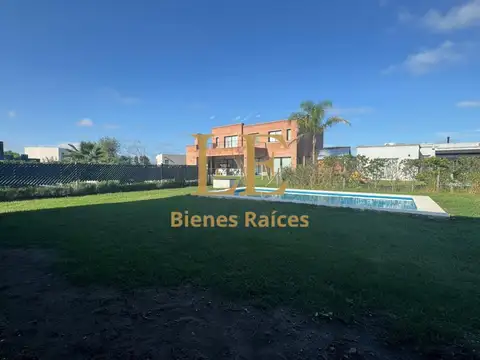 Casa en Venta con 3 cocheras