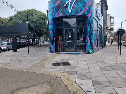 Excelente, vistoso y amplio local en esquina. Refaccionado a nuevo. Ideal Gastronomía. Amplias verdeas. Lote propio (sin expensas).