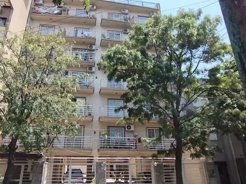 EXCELENTE 2 AMB BALCON con cochera cub.