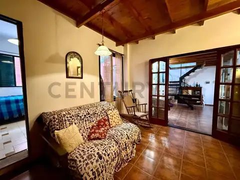 Treinta y Tres Orientales 2100, Piso 0