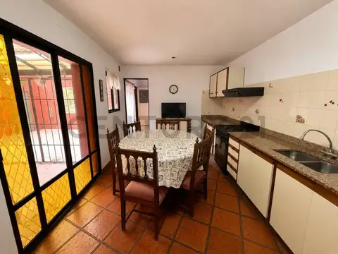 Treinta y Tres Orientales 2100, Piso 0