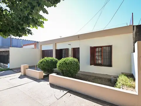 CASA EN VENTA 350 MTS2 TERRENO + PILETA ZONA UNR