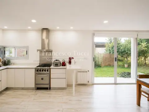 Casa en Venta con 4 cocheras