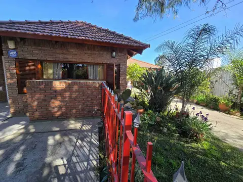 MUY LINDA Y AMPLIA CASA EN VENTA EN CARLOS PAZ, BARRIO SANTA RITA, TODOS LOS SERVICIOS.