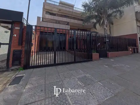 PH EN VENTA EN PLANTA BAJA CON ENTRADA INDEPENDIENTE, COCHERA PARA 3 AUTOS, PARQUE Y PILETA – 386 M²