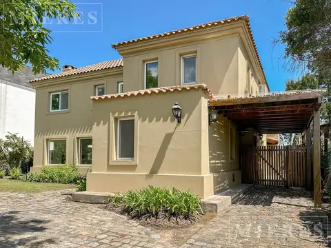 Casa 4 ambientes con 3 baños