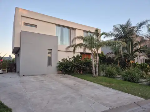 Casa con piscina en Venta Barrio La Comarca