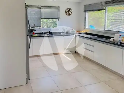 Casa en Venta con 3 cocheras