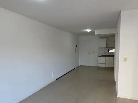 IMPECABLE DEPARTAMENTO MUY AMPLIO A 50 METROS DE LA ESTACIÓN CASTELAR
