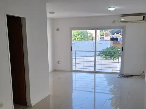 IMPECABLE DEPARTAMENTO MUY AMPLIO A 50 METROS DE LA ESTACIÓN CASTELAR