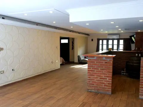 Casa 12 ambientes con 2 baños