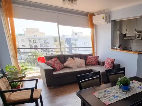 Amplio y Comodo Departamento con 2 Dormitorios + Cochera en excelente estado