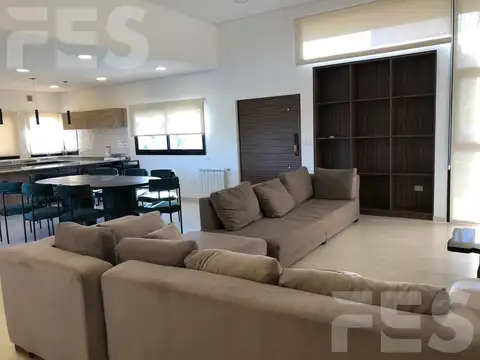 Casa en Alquiler con 2 cocheras
