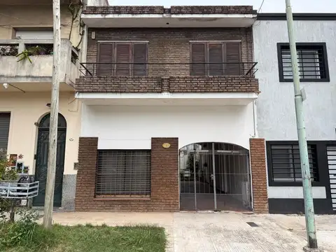 Casa, cuatro ambientes con cochera doble, en venta. Morón
