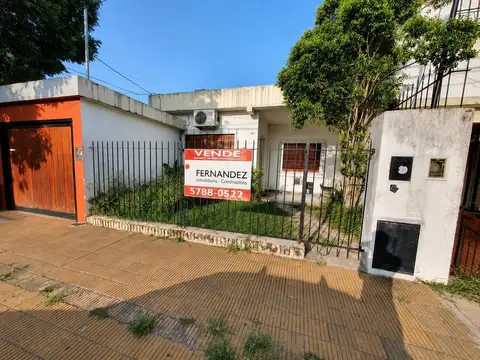 SOLIDA CASA EN PLANTA BAJA DE 3 AMBIENTES (EN PH) CON JARDIN O FONDO EN VENTA. OLIVOS
