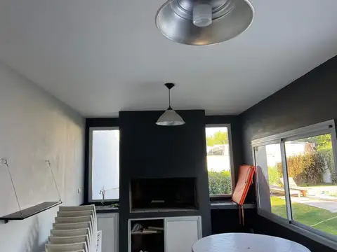 CASA DOS DORMITORIOS EN VENTA BARRIO ARGUELLO