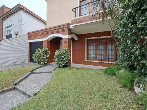 CASA VENTA EN CASTELAR 5 AMBIENTES APTA CREDITO