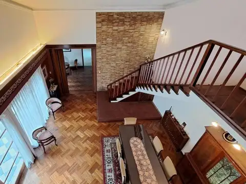 CASA VENTA EN CASTELAR 5 AMBIENTES APTA CREDITO
