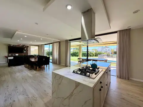 Casa en Venta con 2 cocheras
