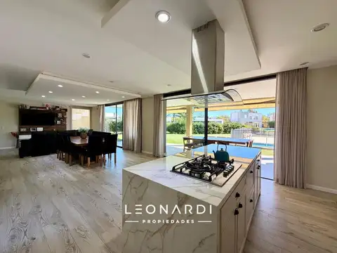 Casa en Venta con 2 cocheras