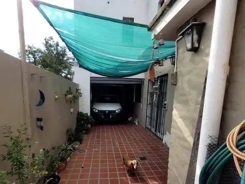 Casa 7 ambientes con 2 baños