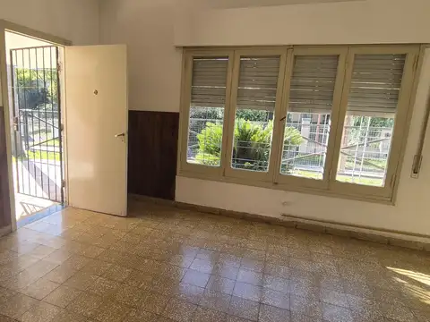 Casa 8 ambientes con 2 baños
