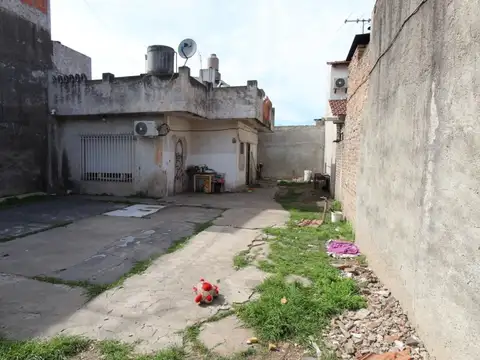 CASA 2 AMBIENTES CON COCHERAS LOTE 10 X 20 ESCUCHA OFERTA