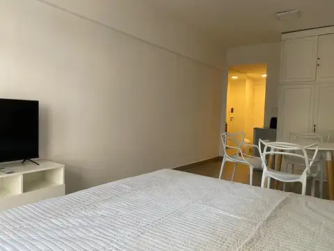 Disponible desde  31 agosto, frente, bien ubicado, amoblado