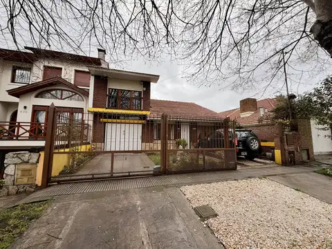 Casa + Dpto Independiente en Venta, Parque Luro