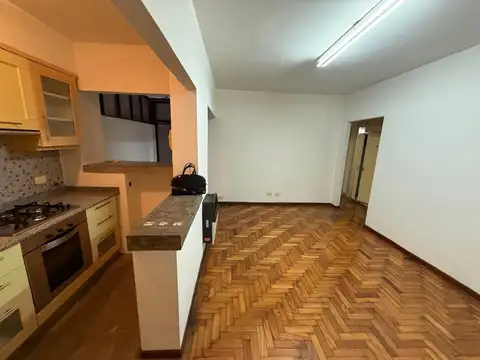 Excelente departamento de 2 amb, en planta baja, con cocina americana, baño, y patio. Inmejorable ubicación.