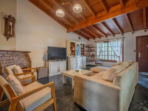 Casa en Venta con 2 cocheras