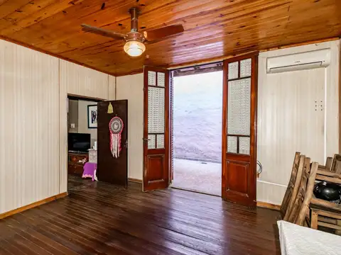 Venta casa 4 Ambientes Boedo, luminosa, 2 patios y parrilla, ideal para refaccionar.