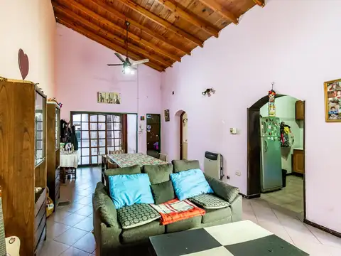 Venta casa 4 Ambientes Boedo, luminosa, 2 patios y parrilla, ideal para refaccionar.