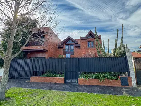 Casa 4 Dormitorios c Pileta Adrogué, Apta Crédito