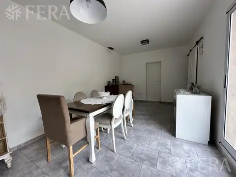 Venta de casa 4 ambientes con patio y piscina en Bernal Oeste