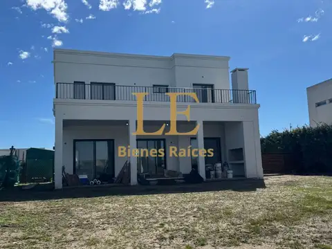 Casa 5 ambientes con 4 baños