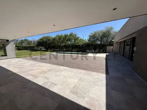 Casa en Alquiler con 2 cocheras