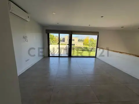 Casa en Alquiler con 2 cocheras