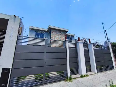 Venta Dúplex 4 AMB NUEVO cochera patio Hurlingham