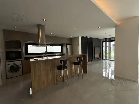 Casa en Alquiler con 2 cocheras